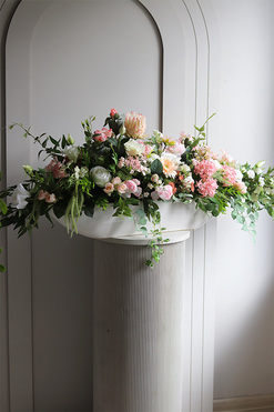 Laos Florencja Leoniso 2, kompozycja kwiatowa w naczyniu, wym.46x110cm