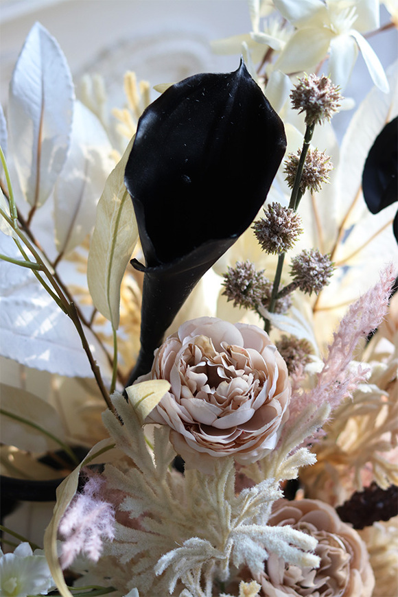 Mortario Kalia Vinn, nowoczesny bukiet nagrobny w wazonie