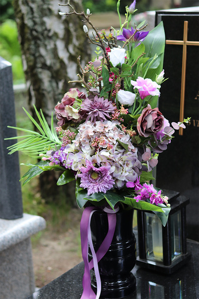 Korrena, bukiet nagrobny z fioletowych kwiatów