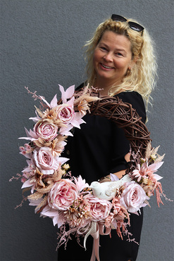 wianek z asymetryczną dekoracją i ptaszkiem, Pink Tredia, rozp.50cm 