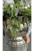 Noella, kompozycja kwiatowa w srebrnym coolerze