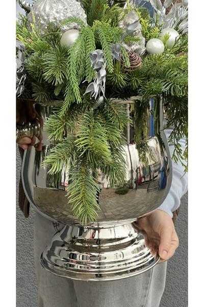 Noella, kompozycja kwiatowa w srebrnym coolerze