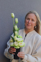 Lovely Tulips, nowoczesny bukiet nagrobny we wkładzie