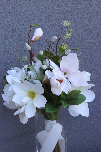 Magnolie, kompozycja kwiatowa w wazonie