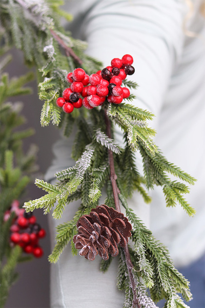 Mroźny Dzień, zimowa girlanda z czerwonymi owocami, dł.150cm 