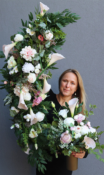 Julena White, bukiet nagrobny z kallami, dł.50cm  