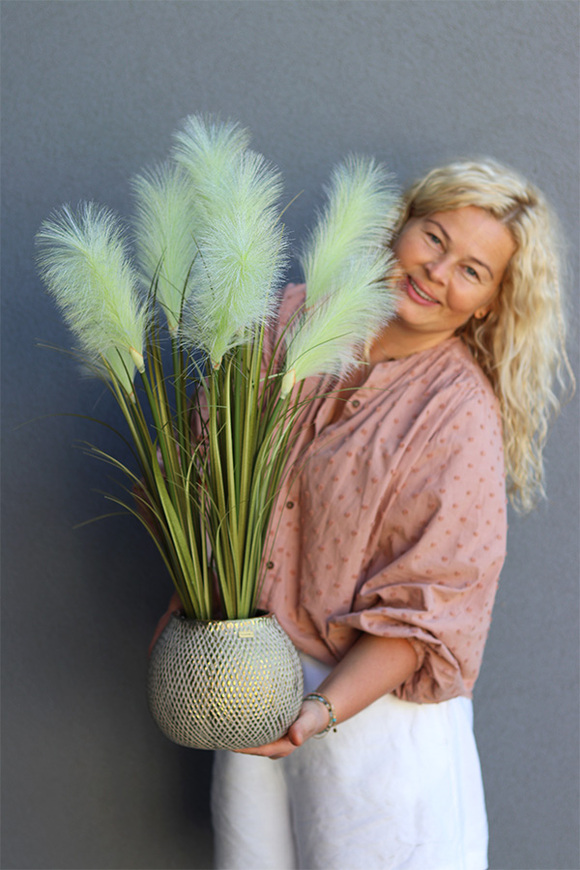 Bernatta, sztuczna trawa w złotej donicy