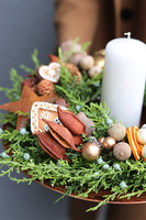 Miedziany, świąteczny stroik na talerzu