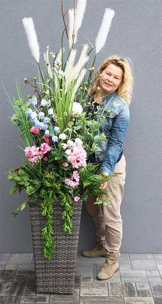 Nelida Rattan, zielona kompozycja z trawami do donicy Klienta, wys.115cm