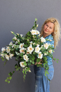 Eustoma 2, kompozycja nagrobna w misie, wym.48x87cm