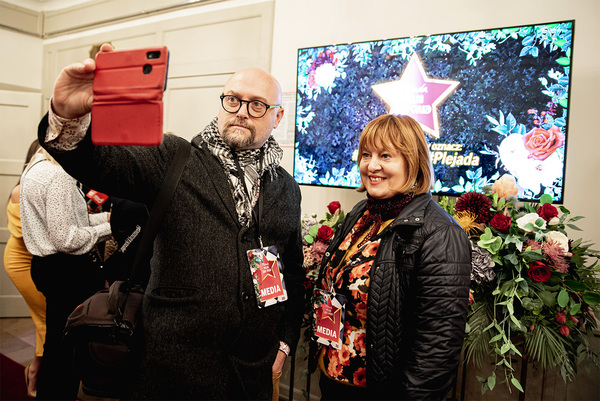 Jasmina Flowerstand, mniejsza dekoracja kwiatowa na stojaku, wypożyczenie