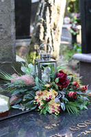 Angelo Garden Bordo, lampion nagrobny z kwiatami