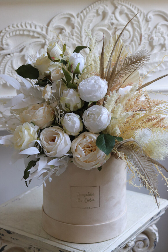 November White, welurowy flowerbox z suszem