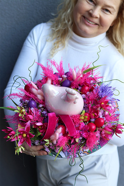 Radosna Kura Pink, stroik wielkanocny na talerzu z suszem, wym.12x30cm 