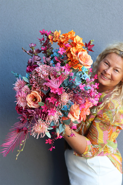 Bollywood, kompozycja kwiatowa w energetycznych kolorach