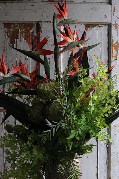 Strelicje Chobe Gold, egzotyczny bukiet w wazonie