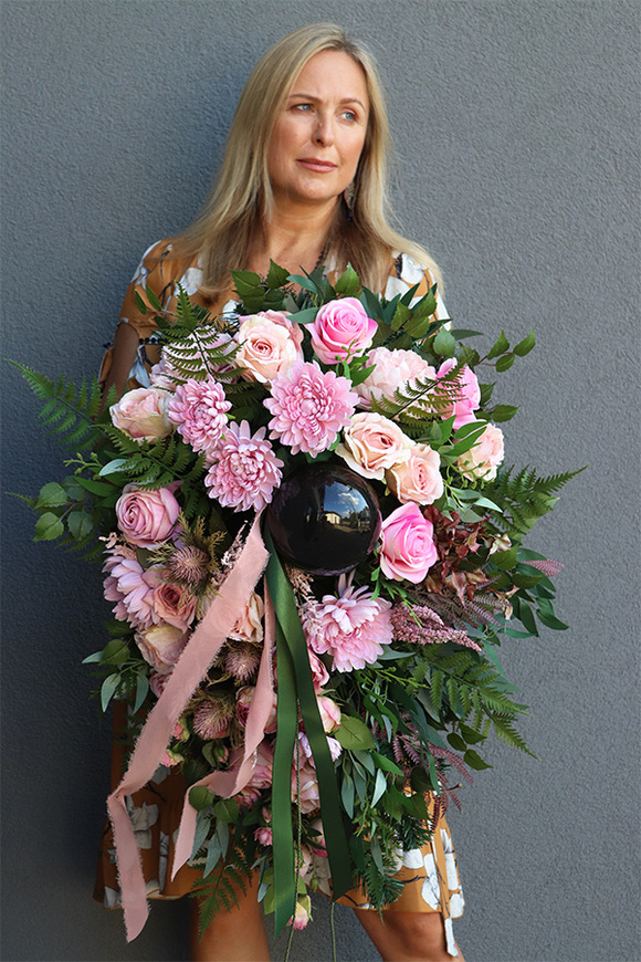 Czarna Perła Pink, wiązanka nagrobna z kulą, dł.80cm