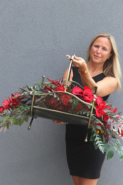 Wspomnienie Czerwień, dekoracja nagrobna w metalowym koszu