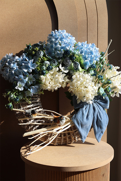 Niebieska Kokarda Bird, wianek na drzwi z hortensjami