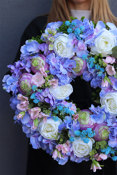 Blue Flowers, efektowny wianek z białymi różami, śr.45cm