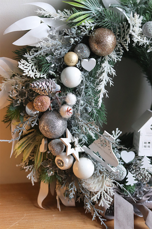 Domek Norweski, świąteczny wianek na drzwi