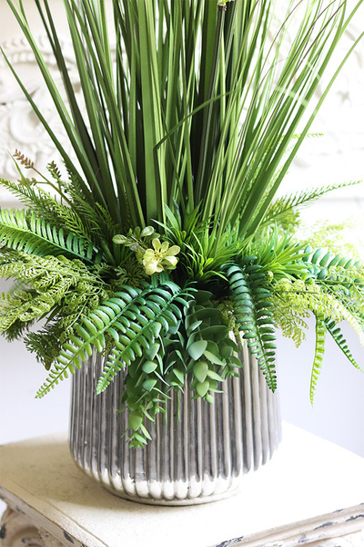 Hilton Green, kompozycja z trawami w srebrnej donicy