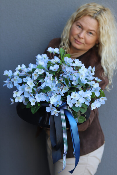 Apple Blue, kompozycja nagrobna w misie