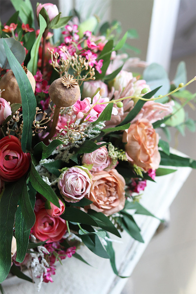 Bretania, kompozycja kwiatowa w owalnej lustrzanej misie, wym.29x56x35cm