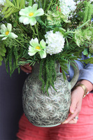 Nedila Izabella, kompozycja kwiatowa w naczyniu