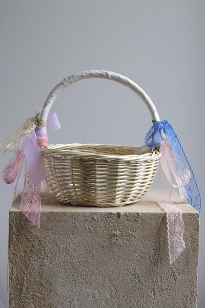 Koronkovy, dekorowany koszyczek wielkanocny