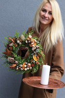 Miedziany, świąteczny stroik na talerzu