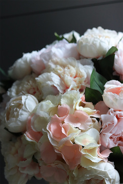 Provance Lady, bogaty kosz z peoniami, wys.54cm