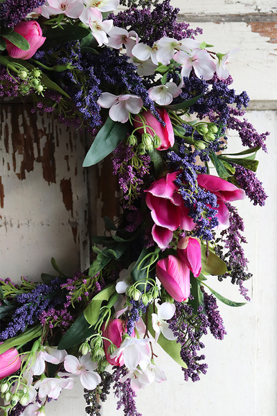 Pinky Spring, wiosenny wianek z magnolią, rozp.54cm 