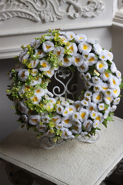 Stokrotki, wiosenny wianek na drzwi, śr.33cm