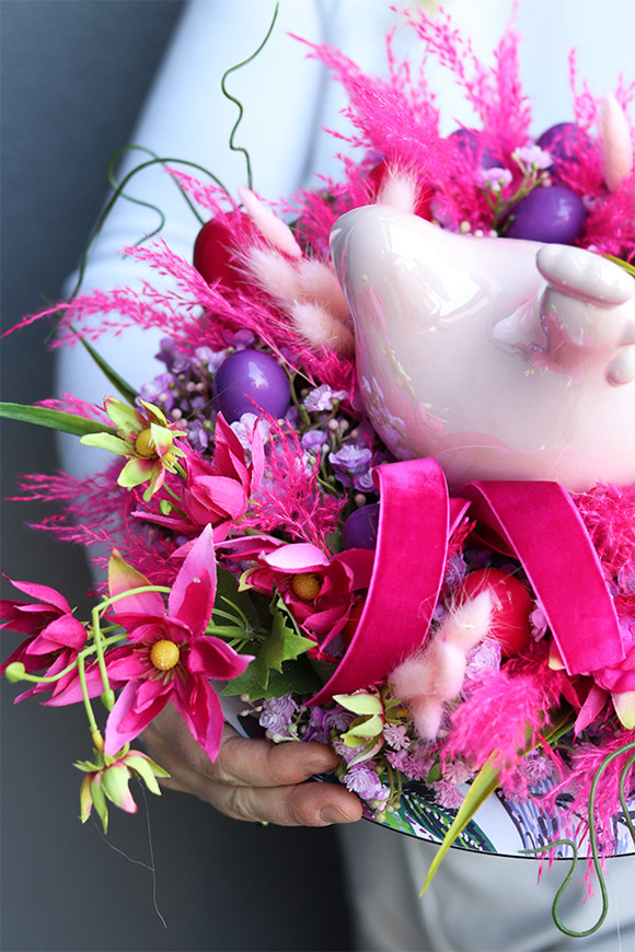 Radosna Kura Pink, stroik wielkanocny na talerzu z suszem