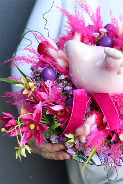 Radosna Kura Pink, stroik wielkanocny na talerzu z suszem