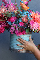 Bollywood, kompozycja kwiatowa w energetycznych kolorach