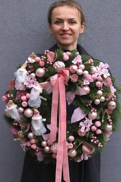 OD RĘKI Różowa Bajka, świąteczny wianek ze skrzatami, śr.46cm 