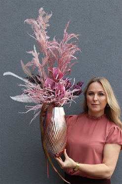 Menilla Leaf, kompozycja kwiatowa w naczyniu, wys.94cm