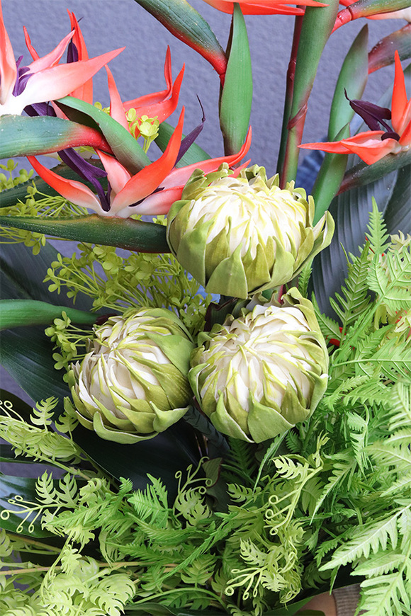 Strelicje Chobe Gold, egzotyczny bukiet w wazonie