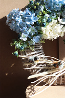 Niebieska Kokarda Bird, wianek na drzwi z hortensjami