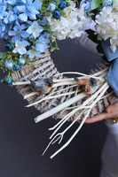 Niebieska Kokarda Bird, wianek na drzwi z hortensjami