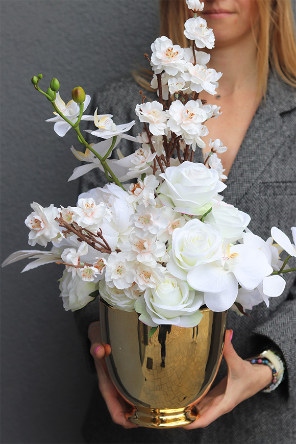 Lorient Gold Tall, kompozycja kwiatowa w złotej misie