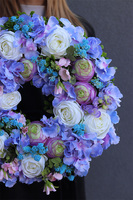 Blue Flowers, efektowny wianek z białymi różami, śr.45cm