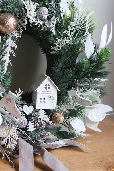 Domek Norweski, świąteczny wianek na drzwi