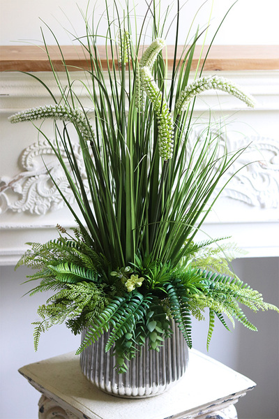 Hilton Green, kompozycja z trawami w srebrnej donicy