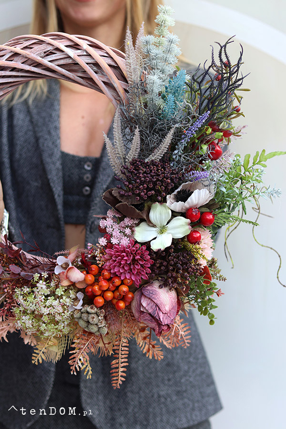 Benne, asymetryczny wianek dekoracyjny z owocami