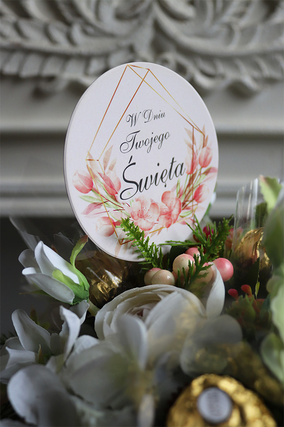 kompozycja flowerbox Neliasa Chocolate z napisem na piku, wym.25x30cm