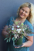 Hassati Pedro, efektowna kompozycja kwiatowa w szklanym naczyniu