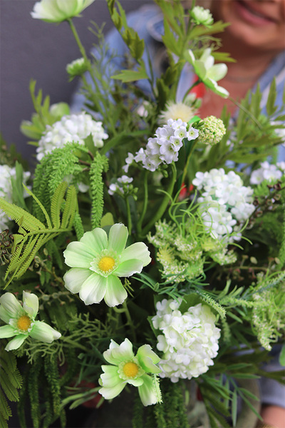 Nedila Izabella, kompozycja kwiatowa w naczyniu